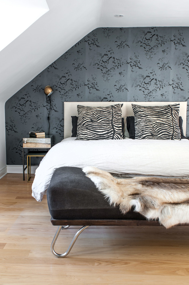 Foto di un'In mansarda camera da letto classica con pareti multicolore e parquet chiaro