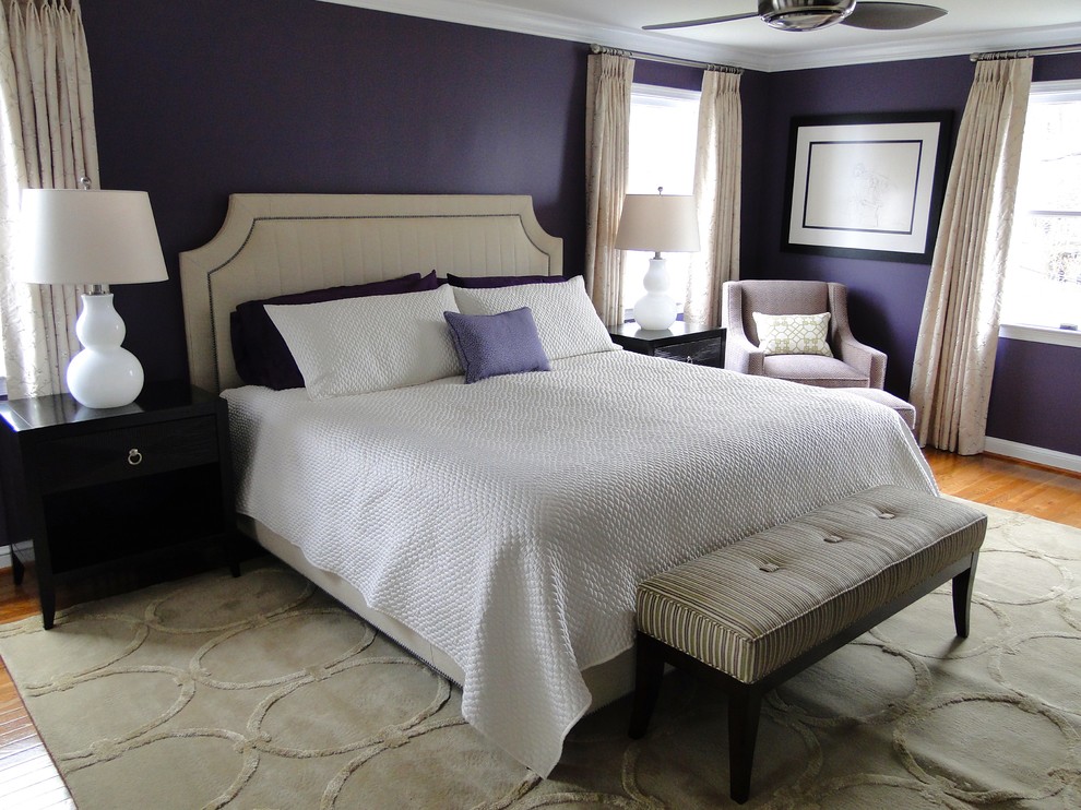 Aménagement d'une chambre classique avec un mur violet.