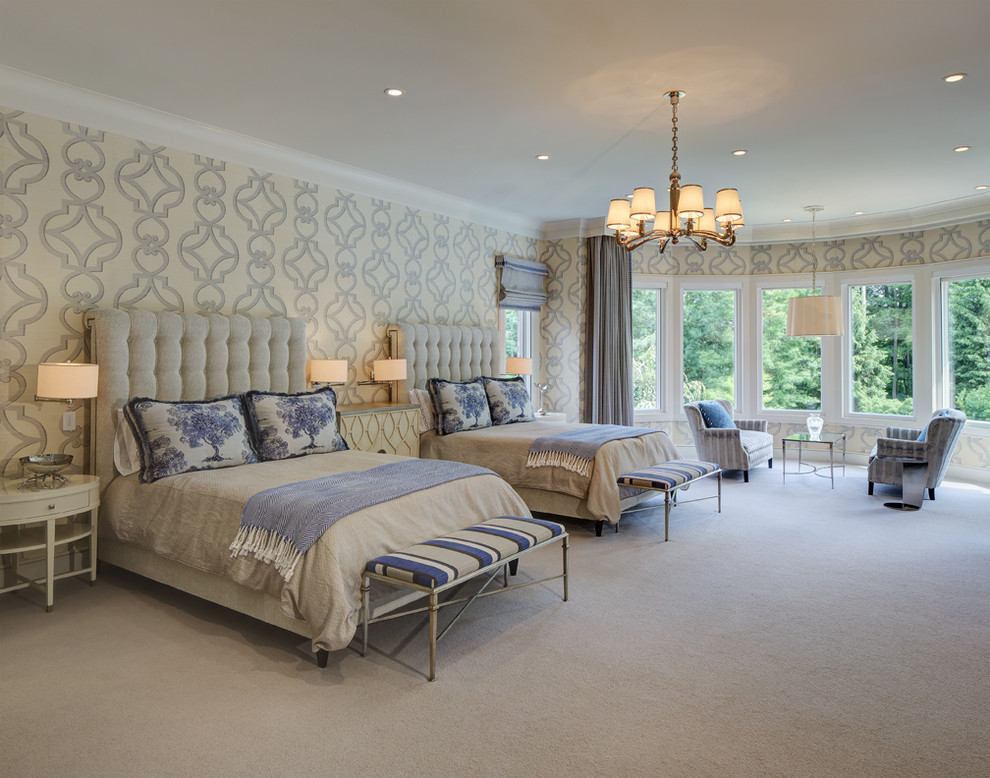 Свежая идея для дизайна: большая гостевая спальня (комната для гостей) в стиле неоклассика (современная классика) с серыми стенами и ковровым покрытием - отличное фото интерьера