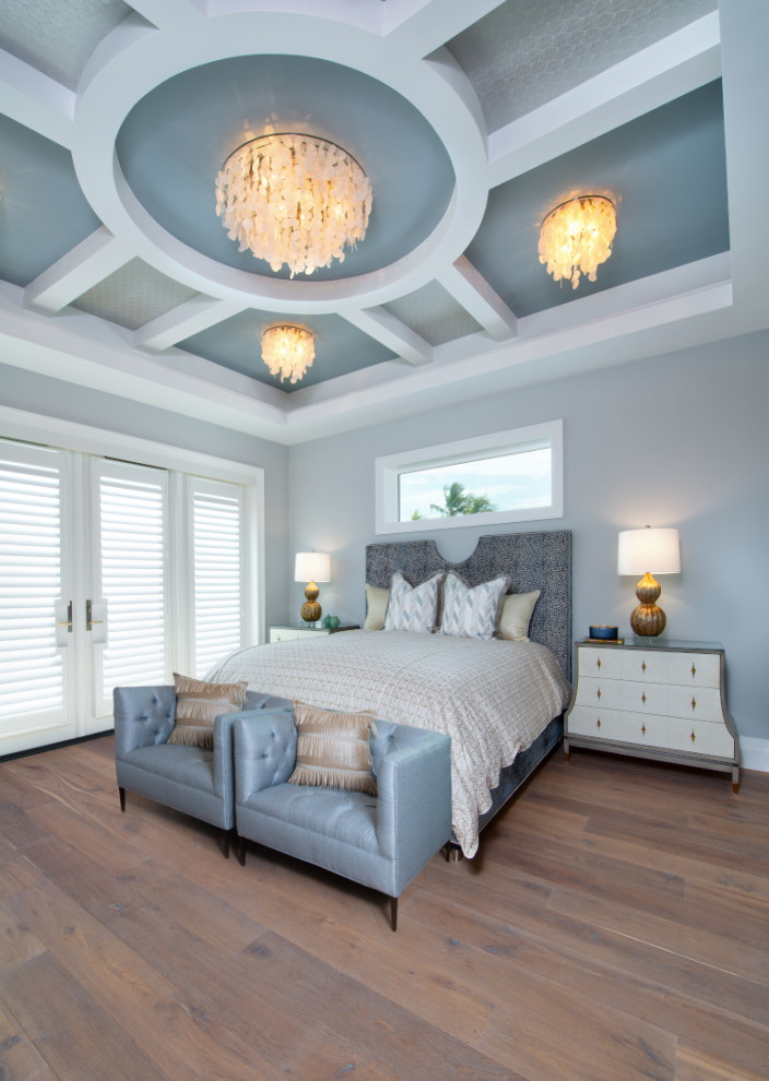 Großes Maritimes Hauptschlafzimmer mit grauer Wandfarbe, braunem Holzboden, braunem Boden und Kassettendecke in Sonstige