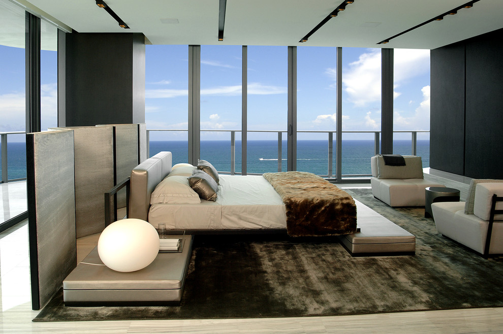 Modernes Hauptschlafzimmer mit schwarzer Wandfarbe und hellem Holzboden in Miami