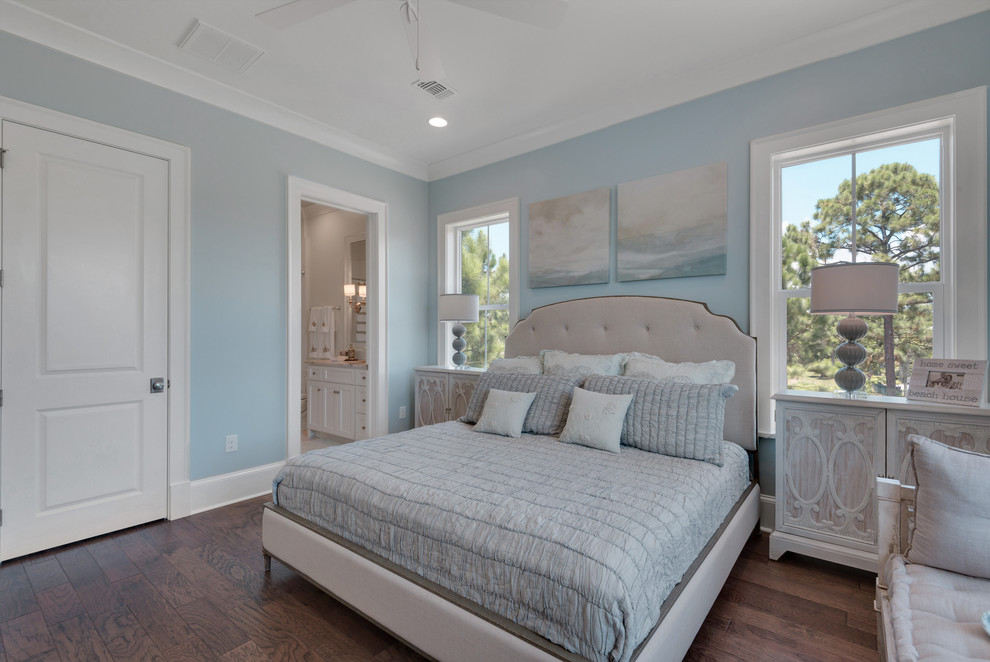 Großes Maritimes Gästezimmer ohne Kamin mit blauer Wandfarbe und braunem Holzboden in Miami