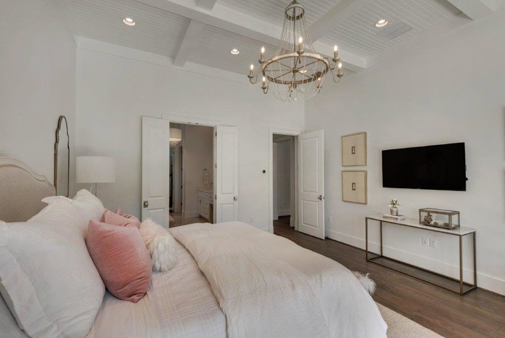 Großes Country Hauptschlafzimmer ohne Kamin mit weißer Wandfarbe und braunem Holzboden in Miami