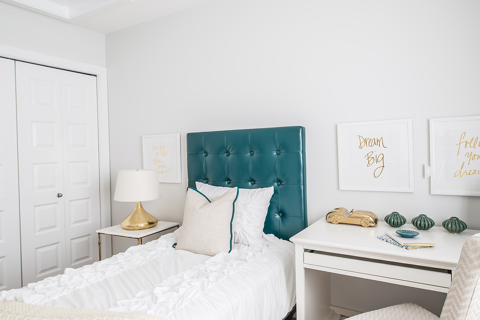 Foto på ett litet funkis sovrum, med vita väggar och heltäckningsmatta