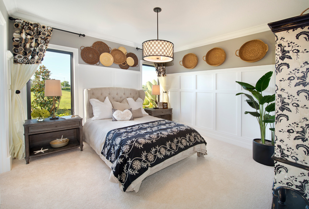 На фото: спальня в стиле неоклассика (современная классика) с разноцветными стенами и ковровым покрытием