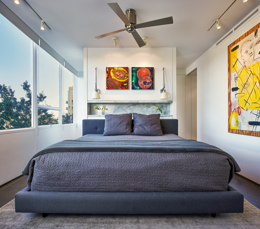 Modernes Schlafzimmer mit weißer Wandfarbe in Houston