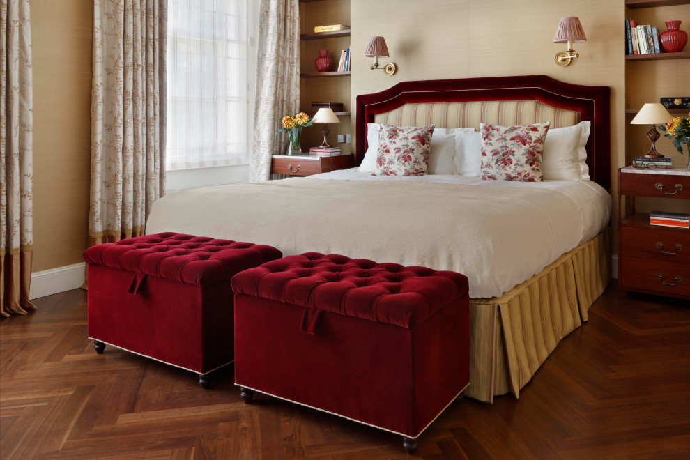 На фото: хозяйская спальня в классическом стиле с обоями на стенах с