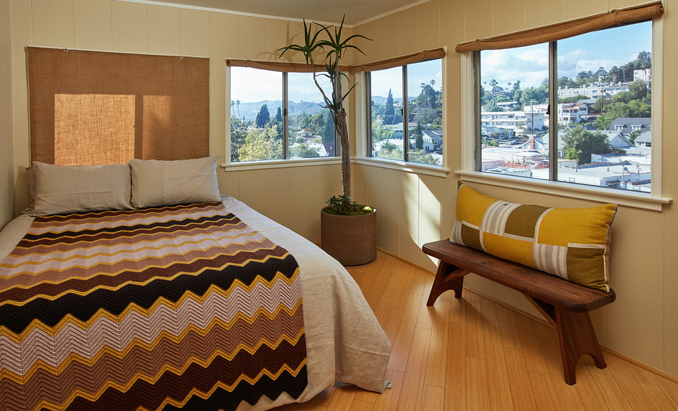 Источник вдохновения для домашнего уюта: гостевая спальня (комната для гостей) в стиле ретро с полом из бамбука без камина