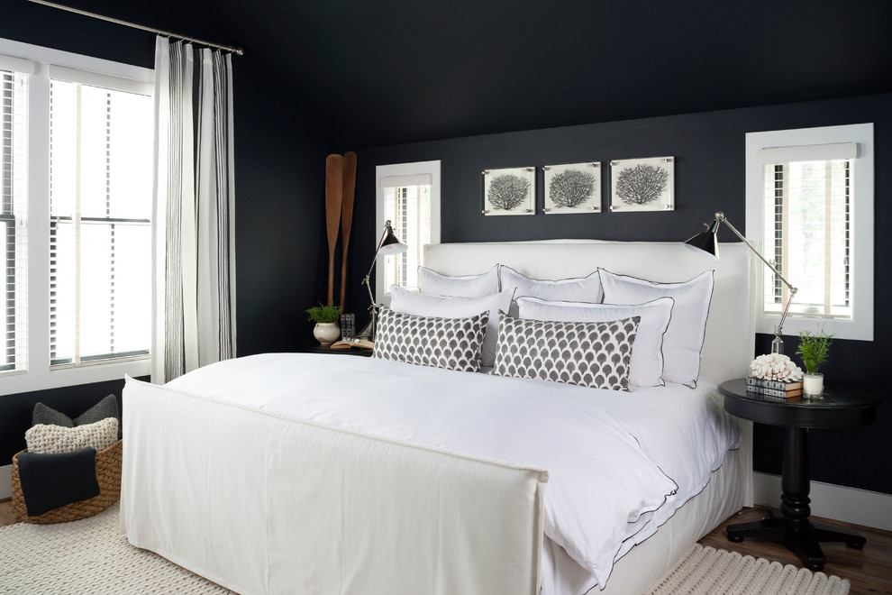 Идея дизайна: спальня в стиле неоклассика (современная классика) с черными стенами и темным паркетным полом