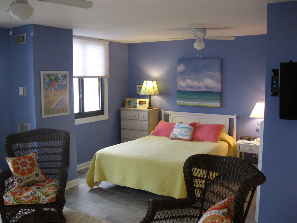 Idee per una camera degli ospiti stile marinaro di medie dimensioni con pareti blu e parquet scuro