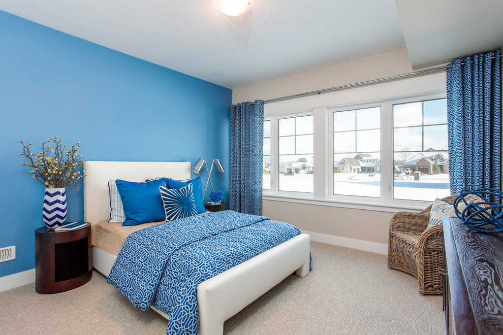トロントにあるビーチスタイルのおしゃれな寝室 (ベージュの壁、カーペット敷き、ベージュの床、青いカーテン) のレイアウト