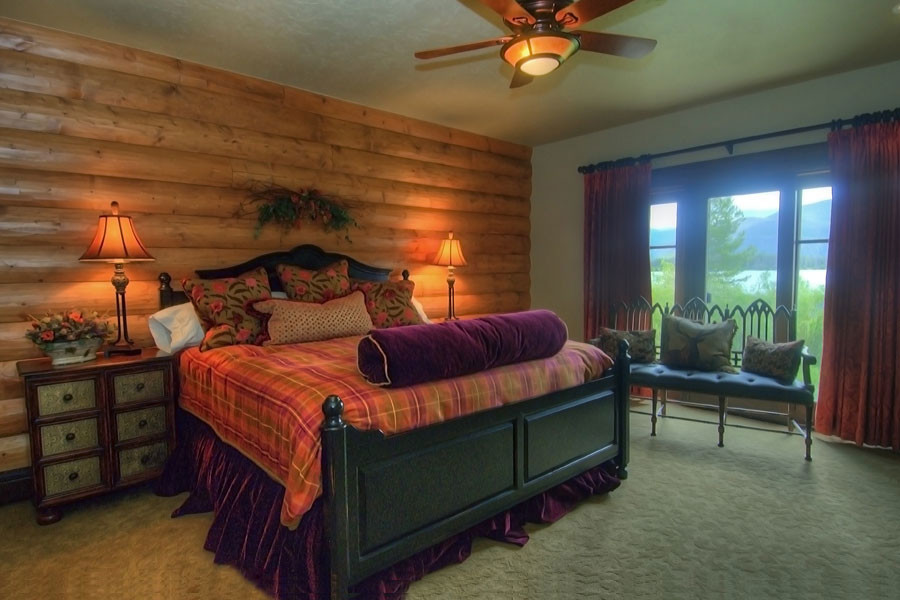 Imagen de dormitorio principal rústico grande sin chimenea con paredes marrones