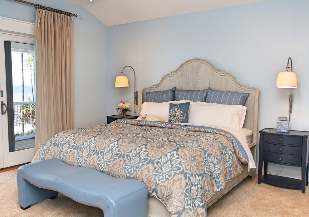 Пример оригинального дизайна: большая спальня в морском стиле с синими стенами