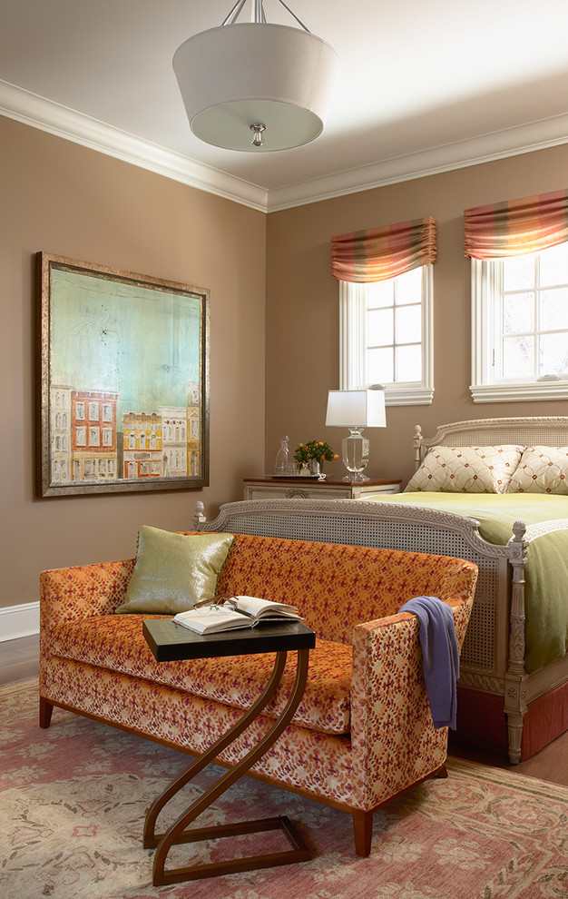 Ejemplo de dormitorio principal tradicional pequeño sin chimenea con paredes marrones y suelo de madera en tonos medios