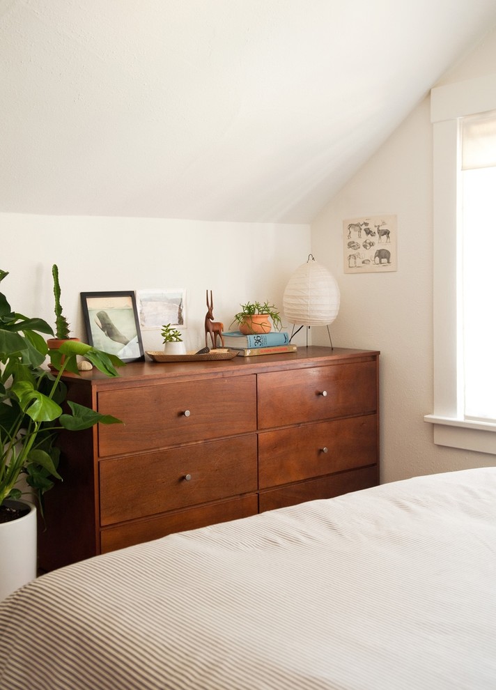 Imagen de habitación de invitados bohemia pequeña con paredes blancas y suelo de madera oscura