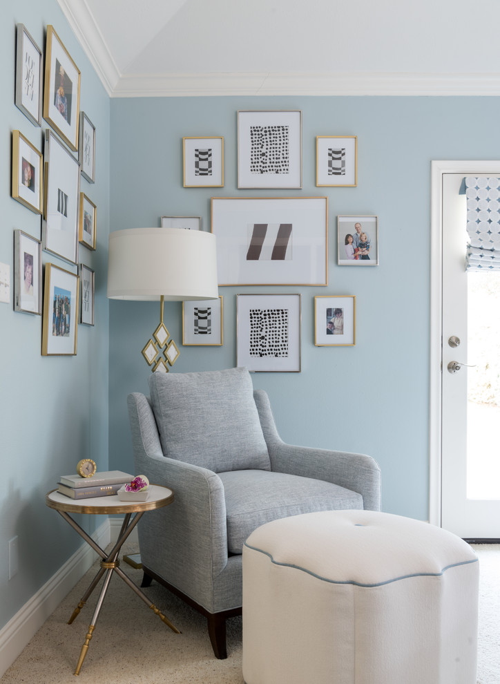 Свежая идея для дизайна: хозяйская спальня среднего размера в классическом стиле с синими стенами, ковровым покрытием и белым полом без камина - отличное фото интерьера