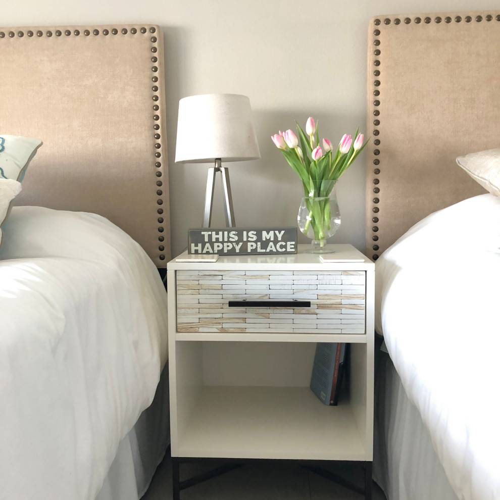 На фото: гостевая спальня (комната для гостей) в морском стиле с серыми стенами, полом из керамогранита и бежевым полом с