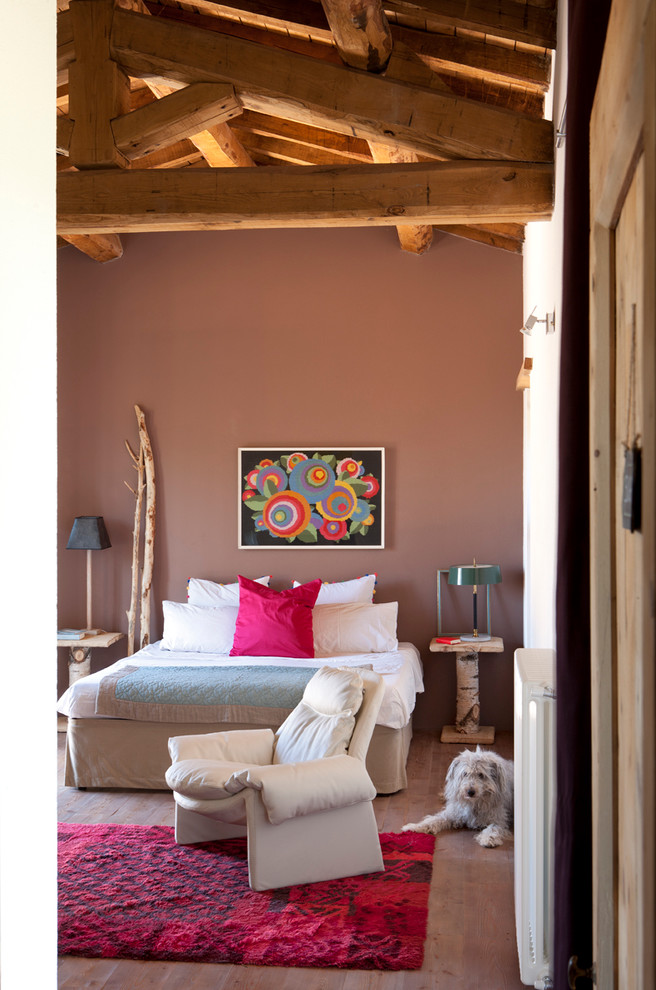Uriges Schlafzimmer mit brauner Wandfarbe und braunem Holzboden in Mailand