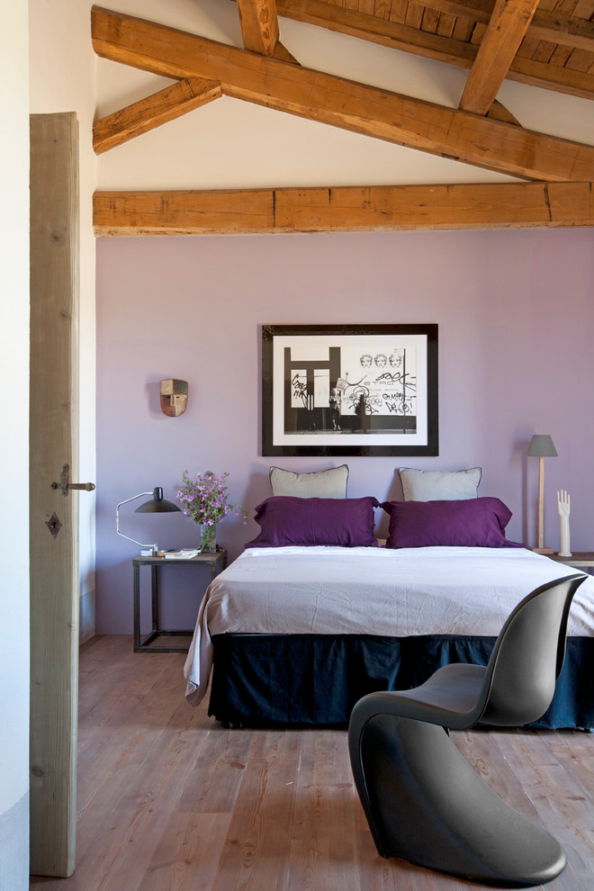 Идея дизайна: хозяйская спальня в стиле рустика с фиолетовыми стенами и паркетным полом среднего тона