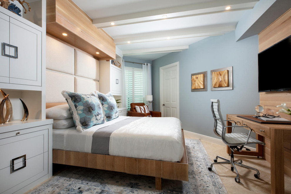 Diseño de dormitorio marinero grande con paredes azules, suelo de travertino, suelo beige, vigas vistas y madera