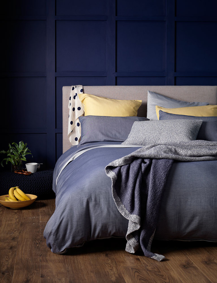 Inspiration för ett vintage sovrum, med blå väggar och mörkt trägolv