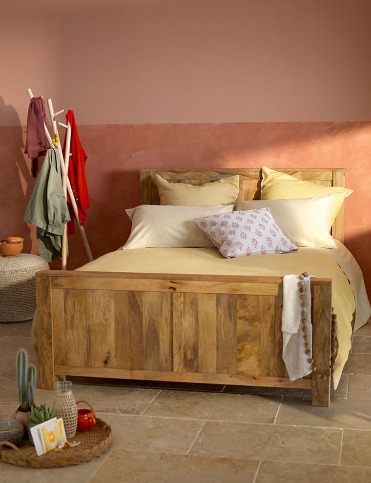 На фото: спальня в стиле неоклассика (современная классика) с оранжевыми стенами и полом из керамогранита