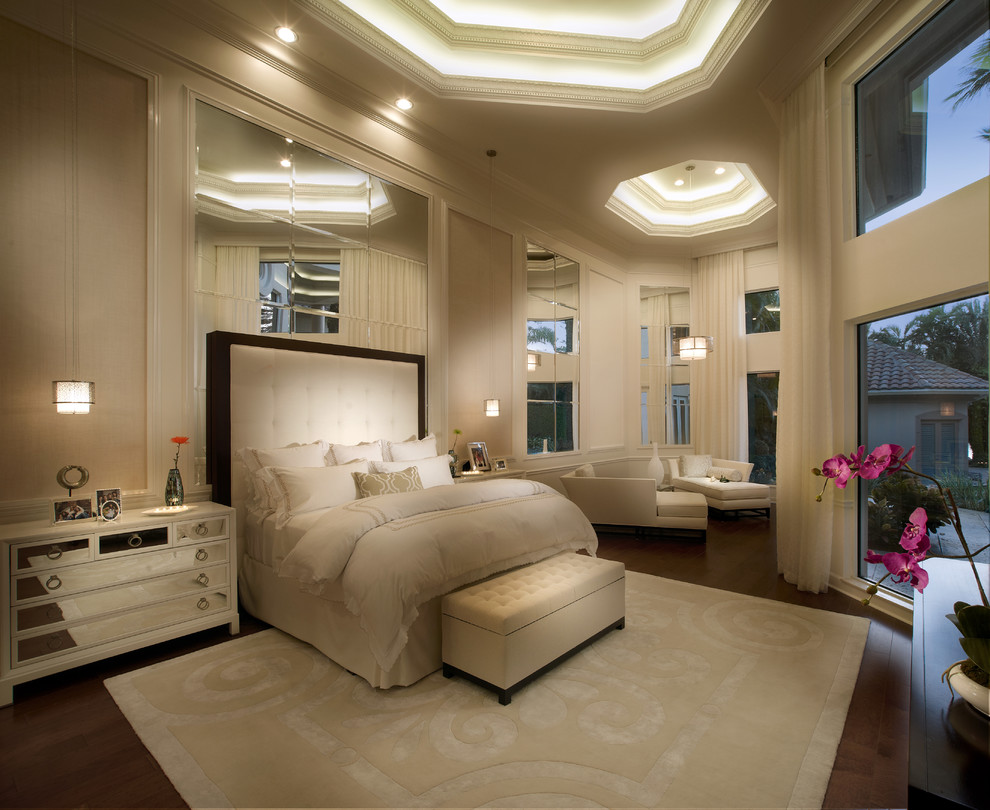 Imagen de dormitorio principal tradicional renovado grande sin chimenea con paredes beige y suelo de madera oscura