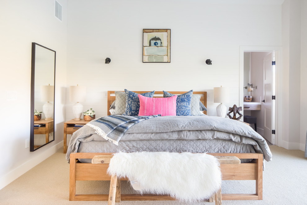 Modelo de dormitorio costero con paredes blancas, moqueta y suelo beige