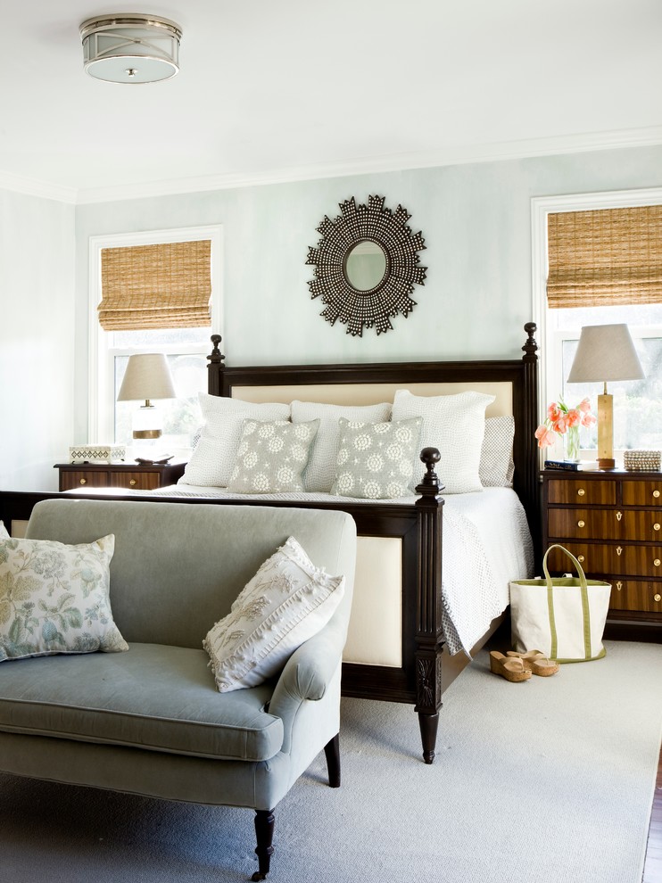 На фото: хозяйская спальня в морском стиле с серыми стенами и паркетным полом среднего тона с