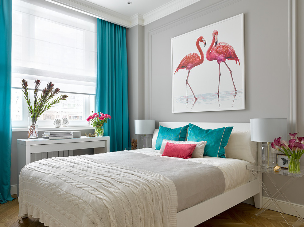 Exemple d'une chambre parentale grise et rose tendance de taille moyenne avec un mur gris, parquet clair et un sol beige.