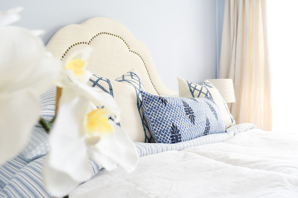 Идея дизайна: гостевая спальня среднего размера, (комната для гостей) в стиле неоклассика (современная классика) с синими стенами, ковровым покрытием и бежевым полом