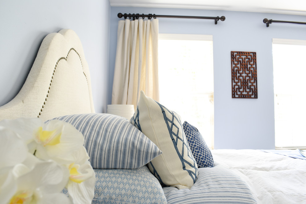 Inspiration pour une chambre traditionnelle de taille moyenne avec un mur bleu et un sol beige.