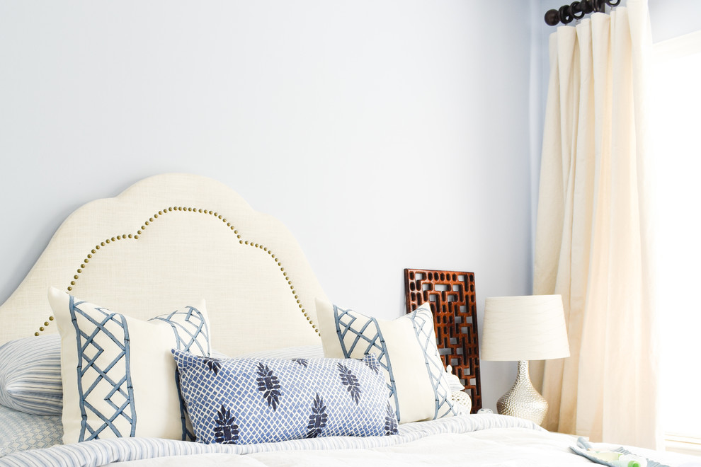 Idée de décoration pour une chambre tradition de taille moyenne avec un mur bleu et un sol beige.