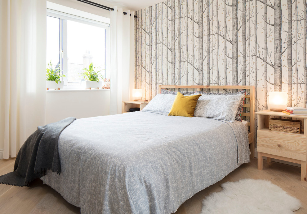 Idée de décoration pour une petite chambre parentale tradition avec un mur blanc, un sol en bois brun et un sol beige.