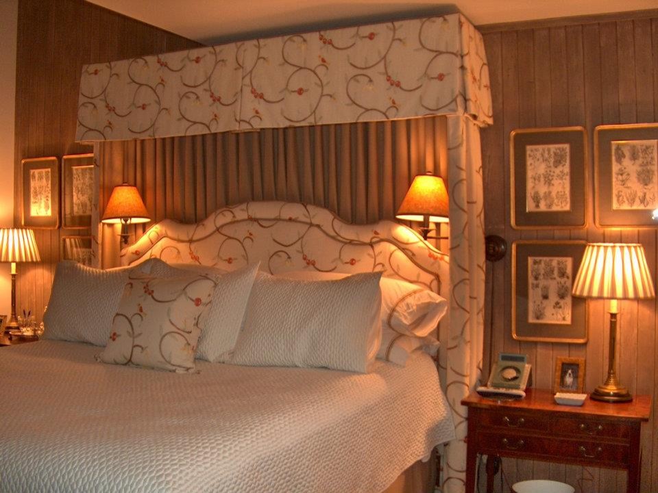 Пример оригинального дизайна: хозяйская спальня среднего размера в стиле кантри