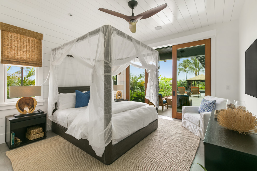 ハワイにある広いビーチスタイルのおしゃれな客用寝室 (白い壁、磁器タイルの床、暖炉なし、グレーの床、照明) のインテリア