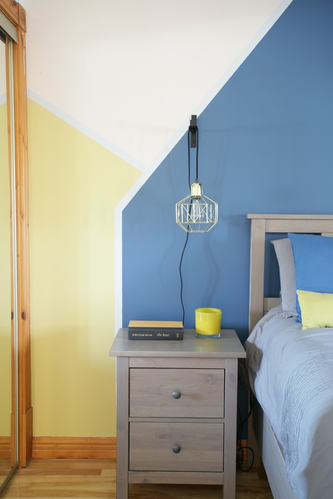 Пример оригинального дизайна: хозяйская спальня в скандинавском стиле с синими стенами