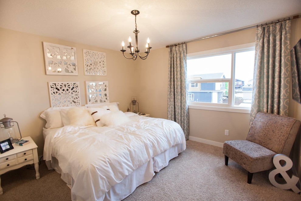 Kleines Country Hauptschlafzimmer ohne Kamin mit beiger Wandfarbe und Teppichboden in Edmonton