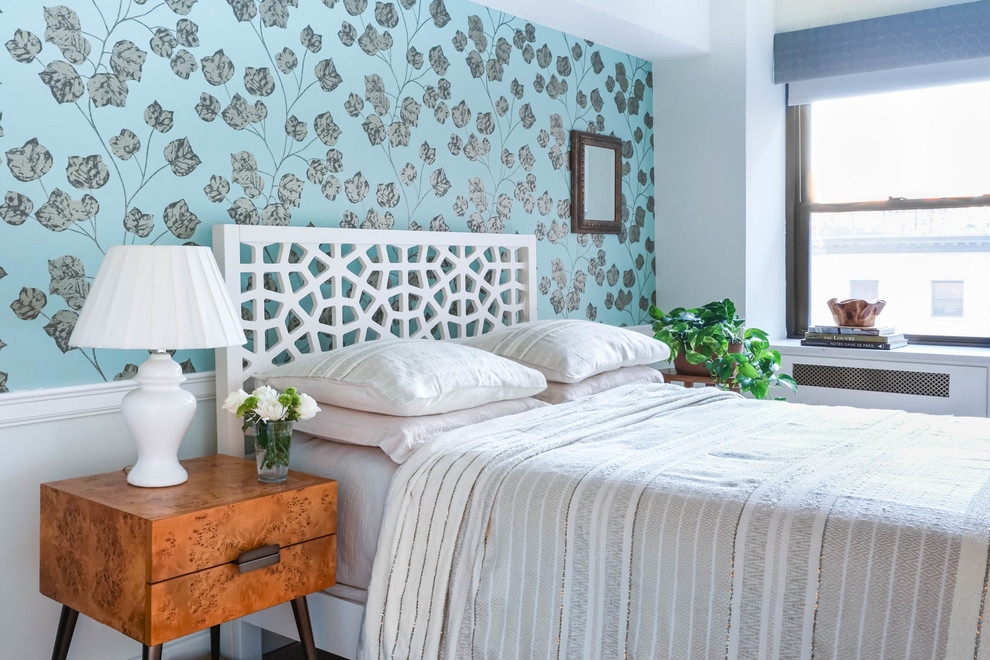 Diseño de dormitorio tradicional renovado de tamaño medio con paredes multicolor y suelo de madera clara
