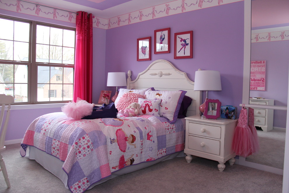 Свежая идея для дизайна: гостевая спальня (комната для гостей) в современном стиле с фиолетовыми стенами и ковровым покрытием - отличное фото интерьера