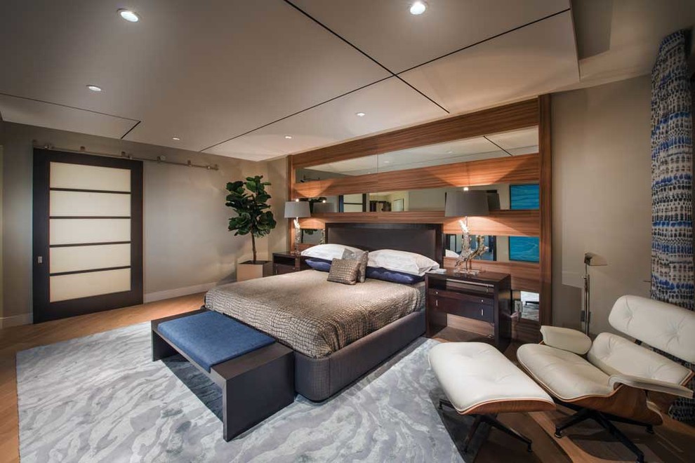 Mittelgroßes Modernes Hauptschlafzimmer ohne Kamin mit beiger Wandfarbe und braunem Holzboden in Miami