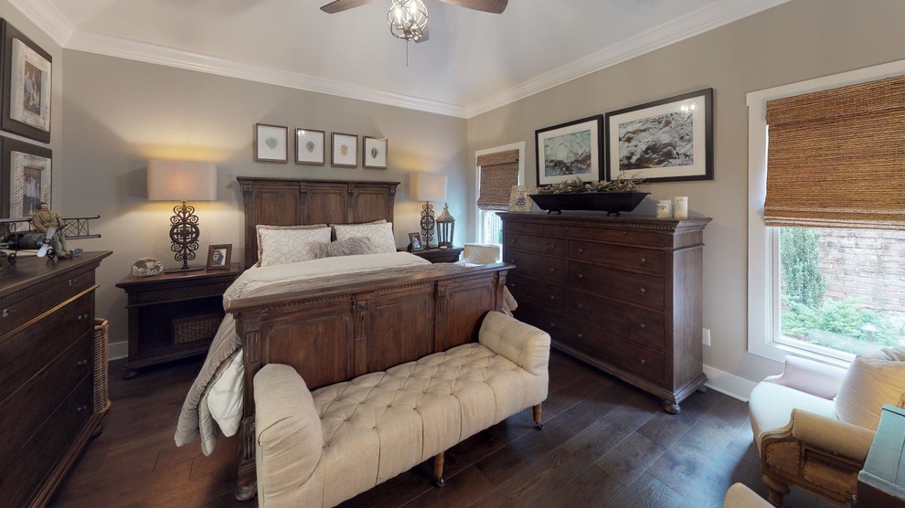 Kleines Klassisches Hauptschlafzimmer ohne Kamin mit grauer Wandfarbe, dunklem Holzboden und braunem Boden in Sonstige