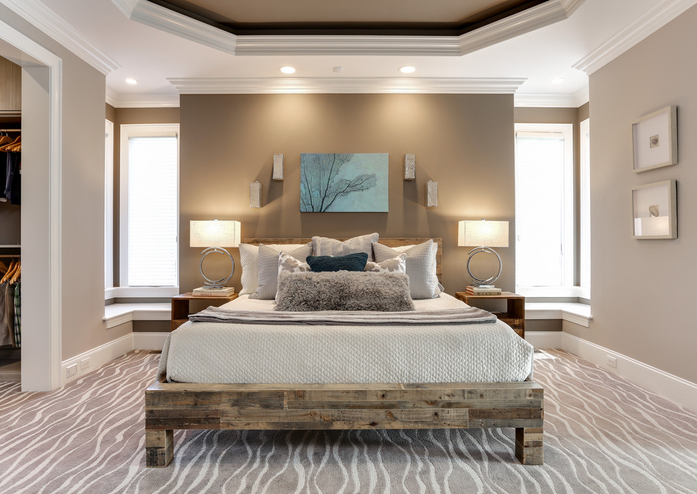 ローリーにあるトランジショナルスタイルのおしゃれな主寝室 (ベージュの壁、カーペット敷き、ベージュの床) のレイアウト