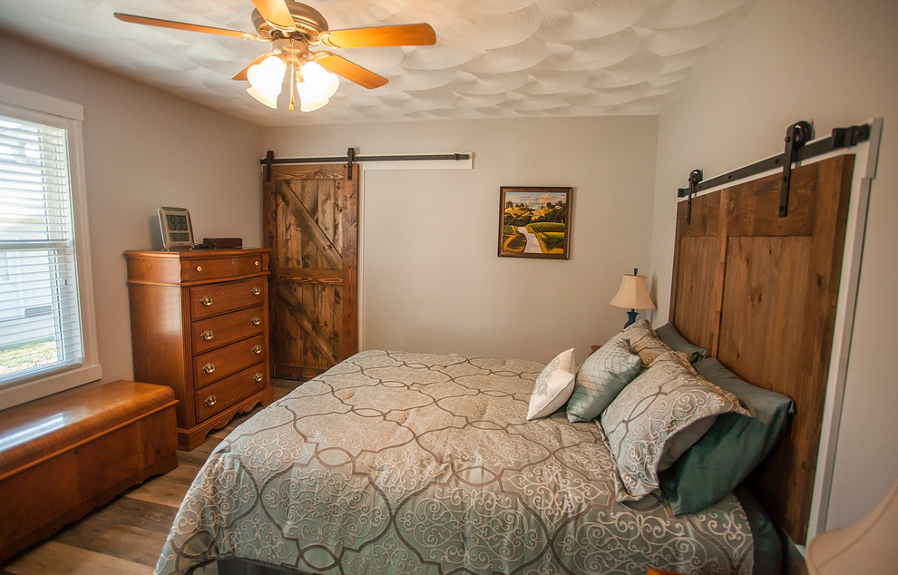 Aménagement d'une chambre parentale campagne de taille moyenne avec un mur gris, un sol en vinyl et un sol gris.