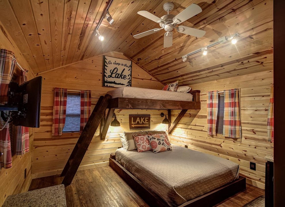 Modelo de habitación de invitados rural con paredes beige y suelo de madera oscura