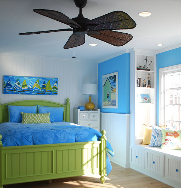Eklektisk inredning av ett mellanstort sovrum, med blå väggar och mellanmörkt trägolv