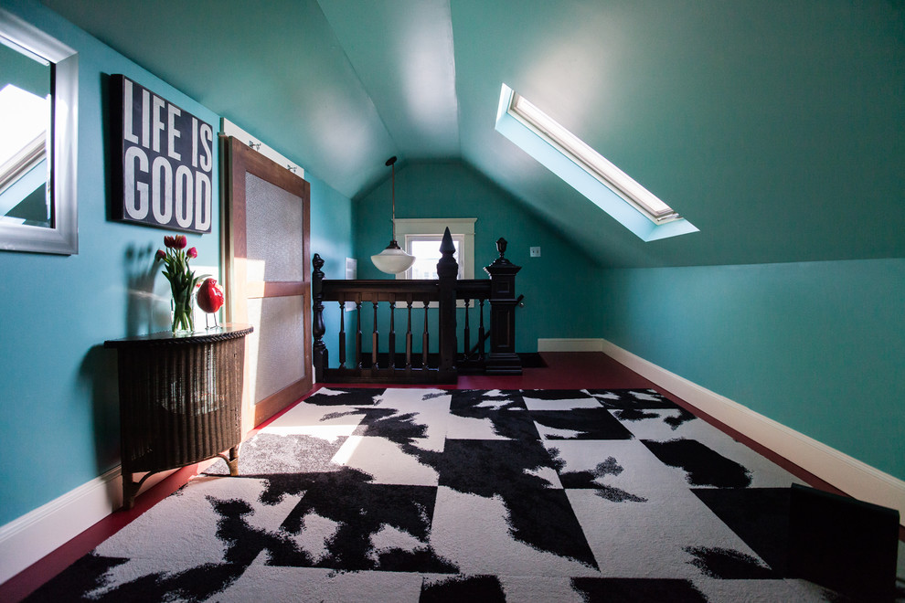 На фото: спальня среднего размера на антресоли в стиле фьюжн с синими стенами, деревянным полом и красным полом без камина