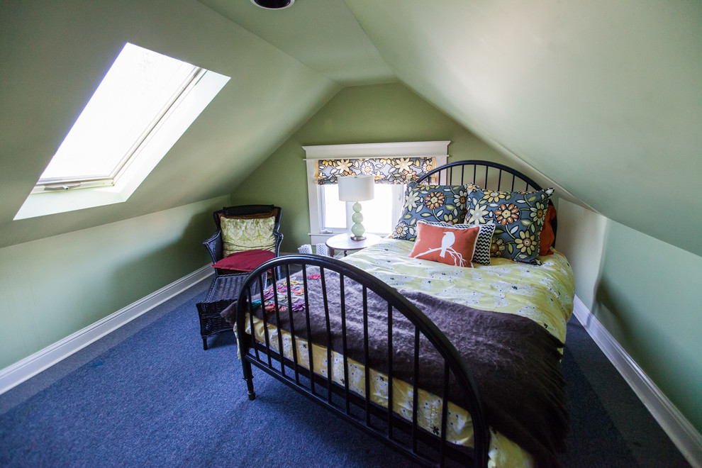 Diseño de habitación de invitados ecléctica de tamaño medio sin chimenea con paredes verdes, moqueta y suelo azul