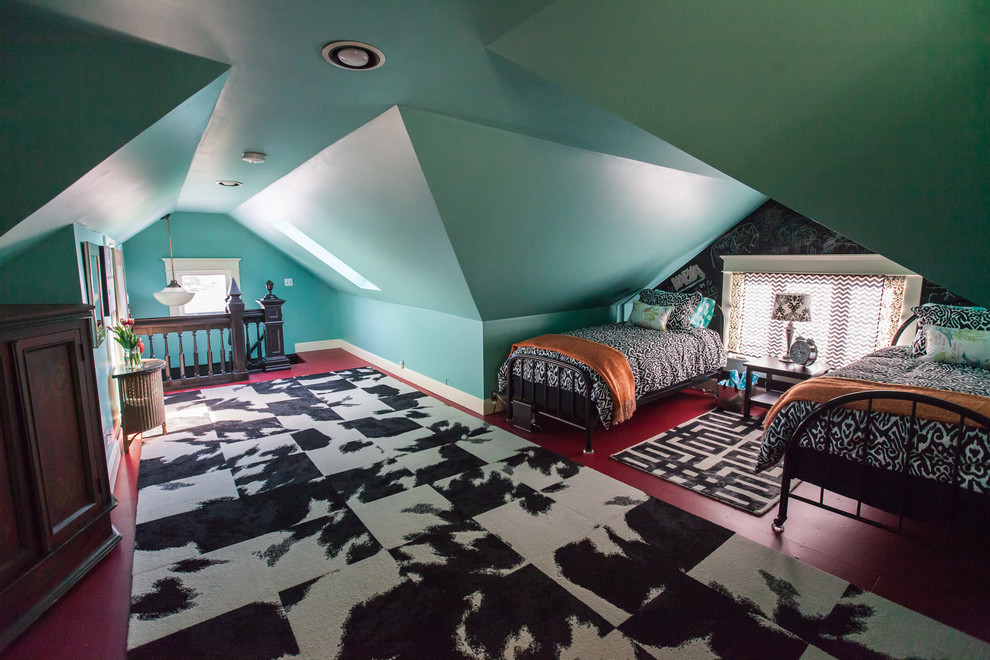 Exemple d'une chambre mansardée ou avec mezzanine éclectique de taille moyenne avec un mur bleu, parquet peint, aucune cheminée et un sol rouge.