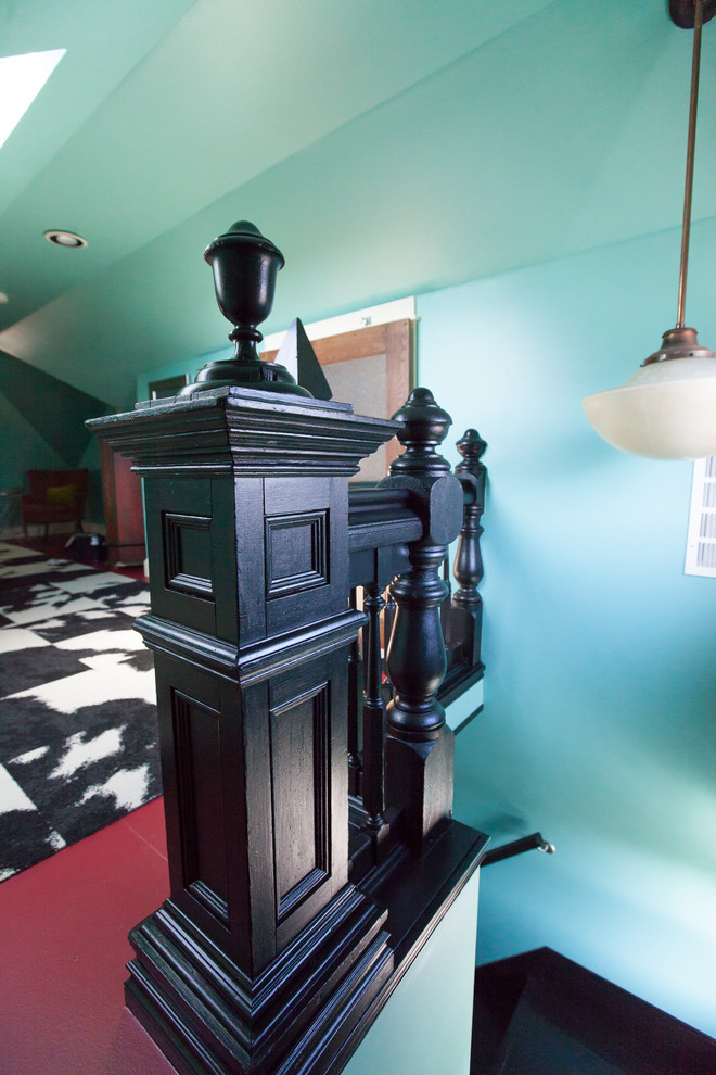 Пример оригинального дизайна: спальня среднего размера на антресоли в стиле фьюжн с синими стенами, деревянным полом и красным полом без камина